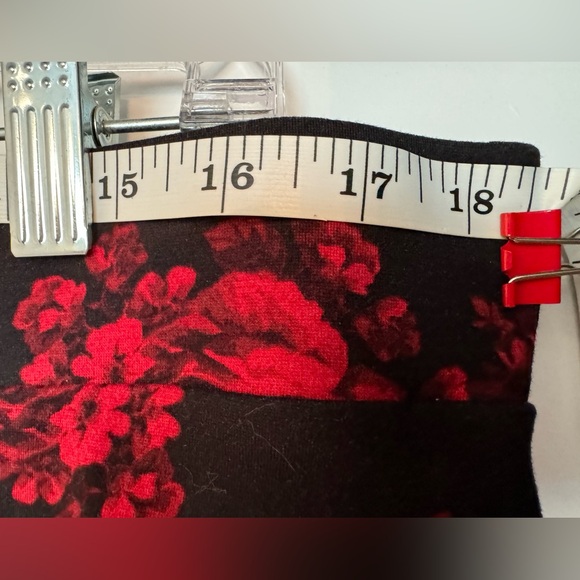 Torrid black pencil skirt w/red roses - Picture 4 of 7